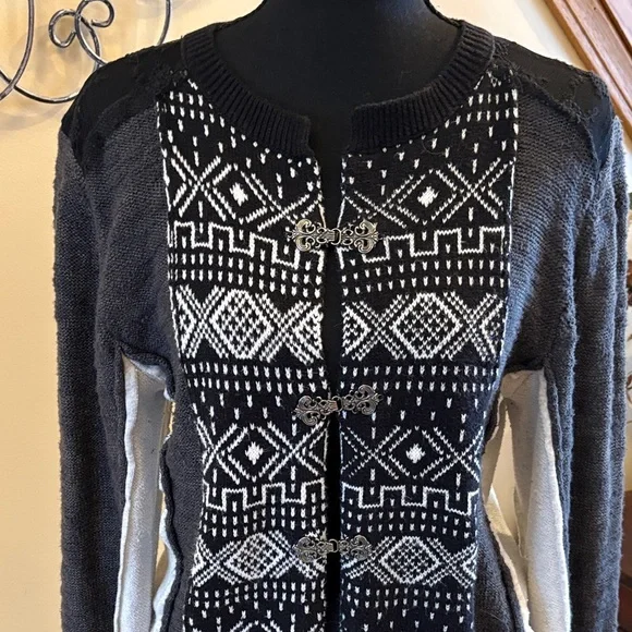 Gimmicks by BKE Black and White Patterned Cardigan with Black Lace Accents - Picture 2 of 14
